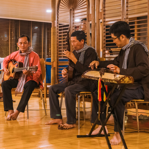don ca tai tu on Victoria Mekong Cruise